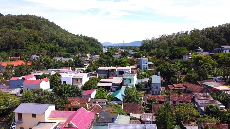 Ngôi làng có cả chục căn nhà gỗ quý niên đại 100-200 năm: ‘Lưng tựa núi, mặt hướng sông’, mang dấu tích thời kỳ văn minh đầu tiên của người Việt cổ