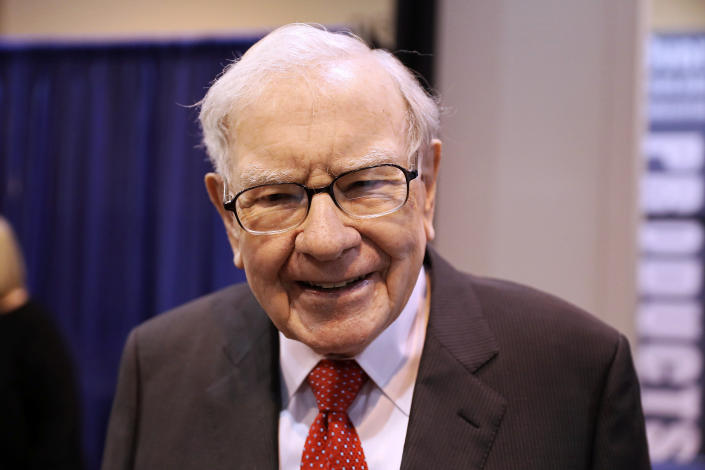 Warren Buffett thoái sạch vốn khỏi 2 ngân hàng Mỹ, gom thêm cổ phiếu Apple và Capital One