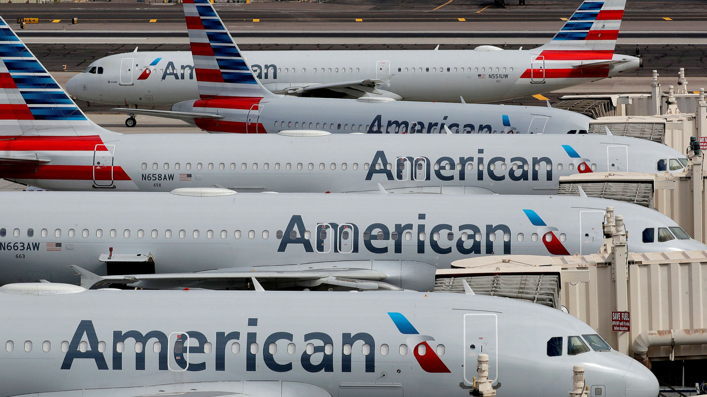 American Airlines báo lỗ 2,4 tỷ USD do dịch bệnh COVID-19 | Doanh nghiệp |  Vietnam+ (VietnamPlus)