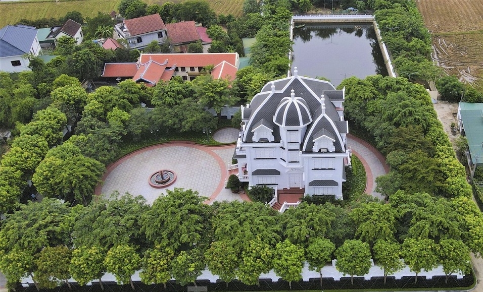 Cả đời làm nông, bán rau, cụ bà Hà Tĩnh 80 tuổi xây cả biệt thự 5.000m2, kiến trúc châu Âu khiến ai nấy choáng váng