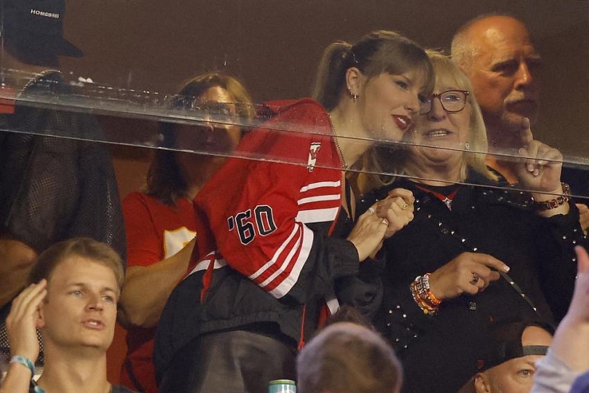 Gió tầng nào gặp mây tầng đó: Taylor Swift công khai tay trong tay bên bạn trai cầu thủ bằng tuổi