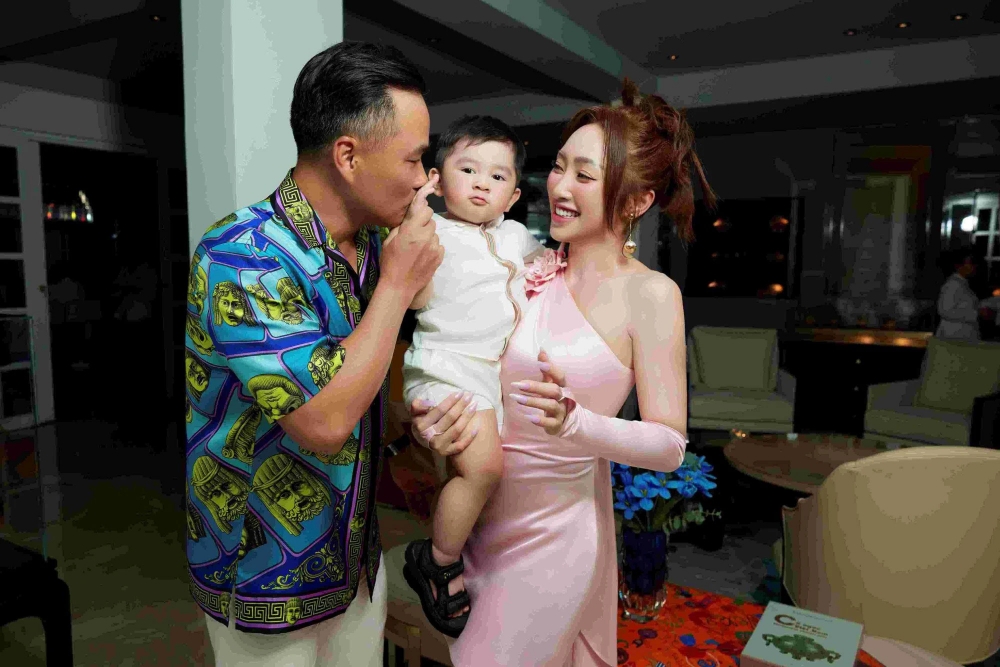 Vợ chồng Chi Bảo - Lý Thùy Trang và con trai. Ảnh: NLĐ
