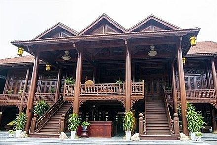 Đại gia bí ẩn sở hữu căn nhà sàn 200 tỷ được làm từ gỗ lim nguyên khối lớn nhất Việt Nam