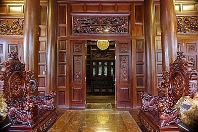 Cận cảnh ngôi nhà sàn 200 tỷ được làm từ gỗ lim nguyên khối lớn nhất Việt Nam của đại gia Điện Biên