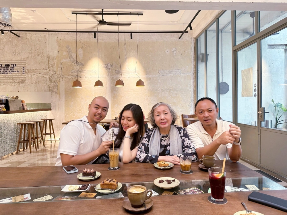 Bà Sơn cùng gia đình con trai trưởng - ông Nguyễn Hoàng Tuấn (ngoài cùng bên phải)