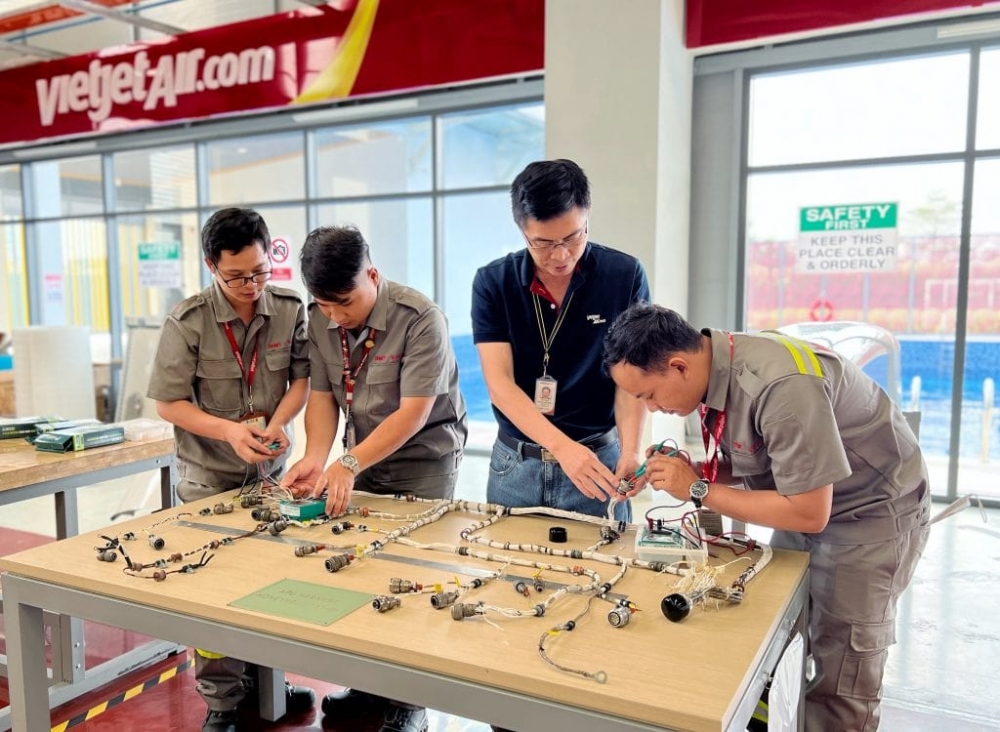 Bên trong học viện hàng không chuẩn châu Âu tại Việt Nam: Được trang bị tới 3 buồng lái mô phỏng, chứa cả hồ bơi tạo sóng tiêu chuẩn Olympic