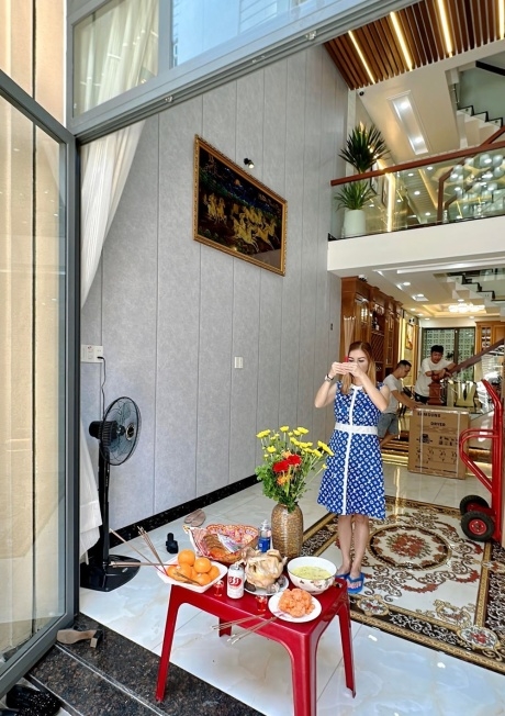 Nữ ca sĩ nổi tiếng bí mật kết hôn cùng chồng Việt kiều, U50 sống xa hoa “như bà hoàng” tại Mỹ, tậu nhà phố, sắm xe hơi