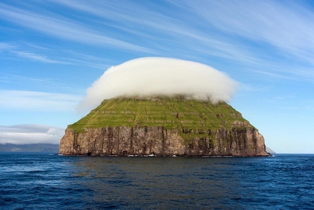 Kỳ lạ hòn đảo ‘đội mây’ có diện tích chưa đầy 1km2,  nằm giữa đại dương như trong chuyện cổ tích
