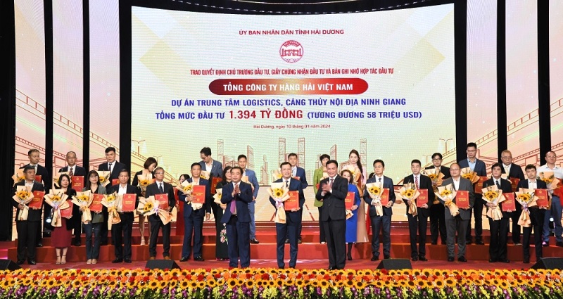 Lãnh đạo tỉnh Hải Dương trao biên bản ghi nhớ về đầu tư Dự án Trung tâm logistics, cảng thủy nội địa Ninh Giang cho ông Phạm Anh Tuấn, Phó tổng giám đốc VIMC.