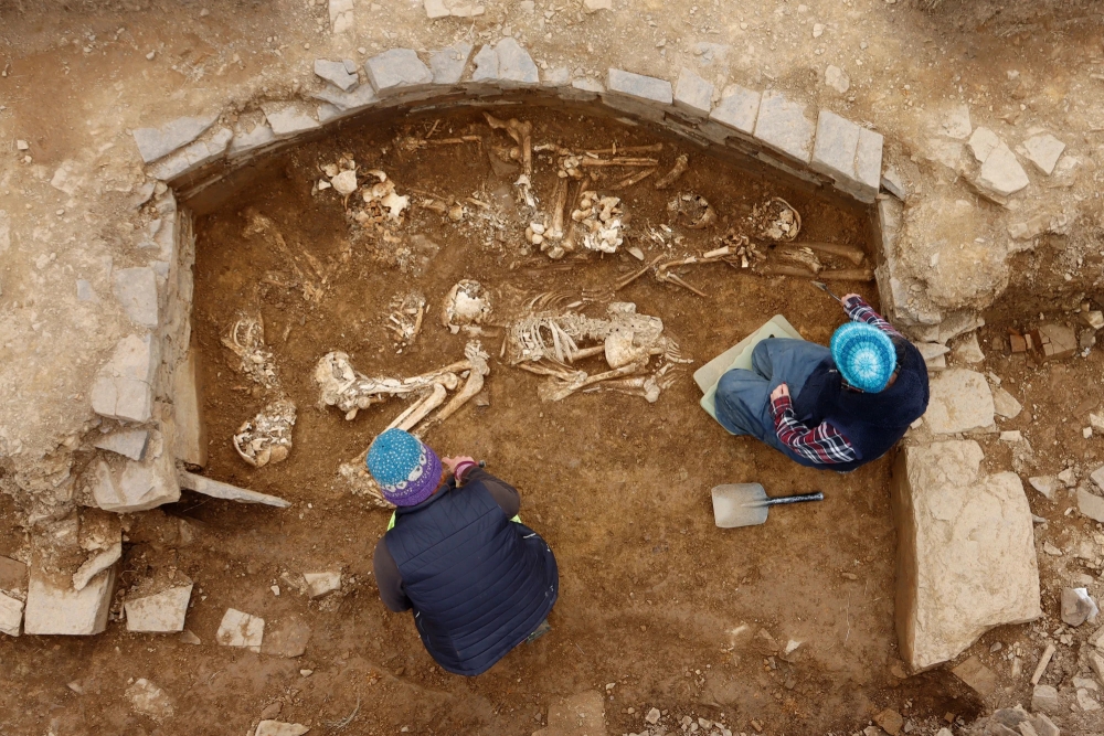 Khai quật được hơn 14 bộ xương người trong ngôi mộ 'cực kỳ hiếm' 5.000 năm tuổi tại Scotland