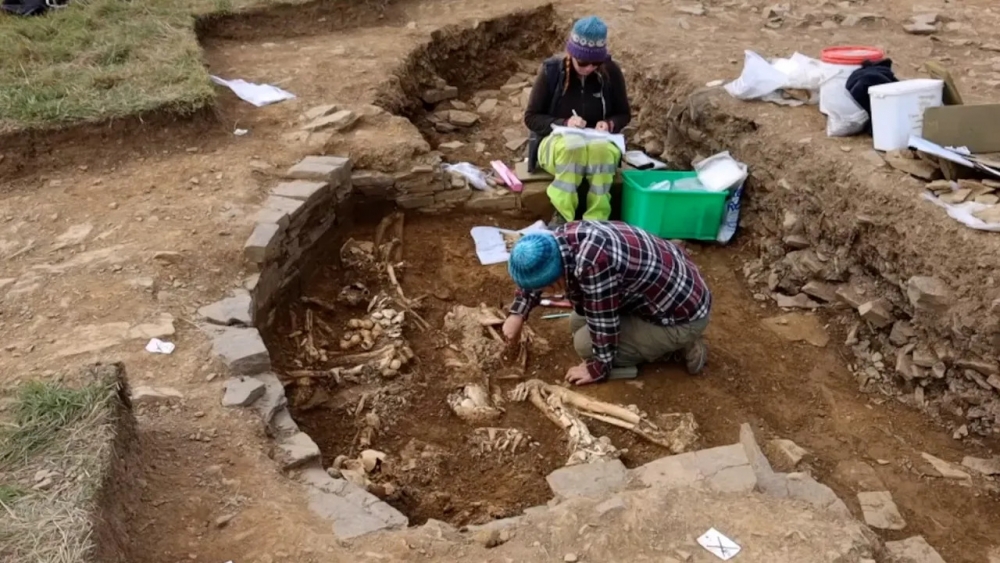 Khai quật được hơn 14 bộ xương người trong ngôi mộ 'cực kỳ hiếm' 5.000 năm tuổi tại Scotland