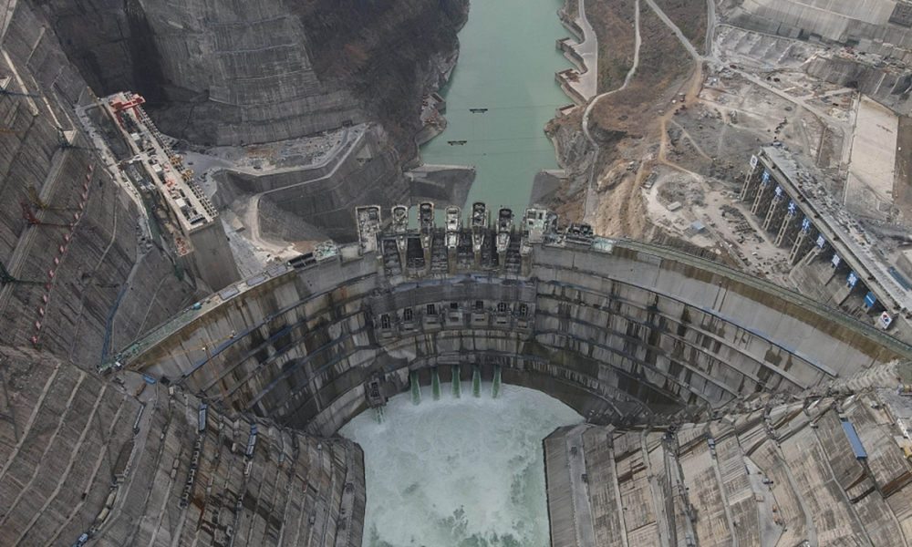 Choáng váng với siêu đập thủy điện lớn thứ 2 thế giới: 16 tổ máy phát điện, mỗi tổ máy to bằng cả tòa tháp Eiffel
