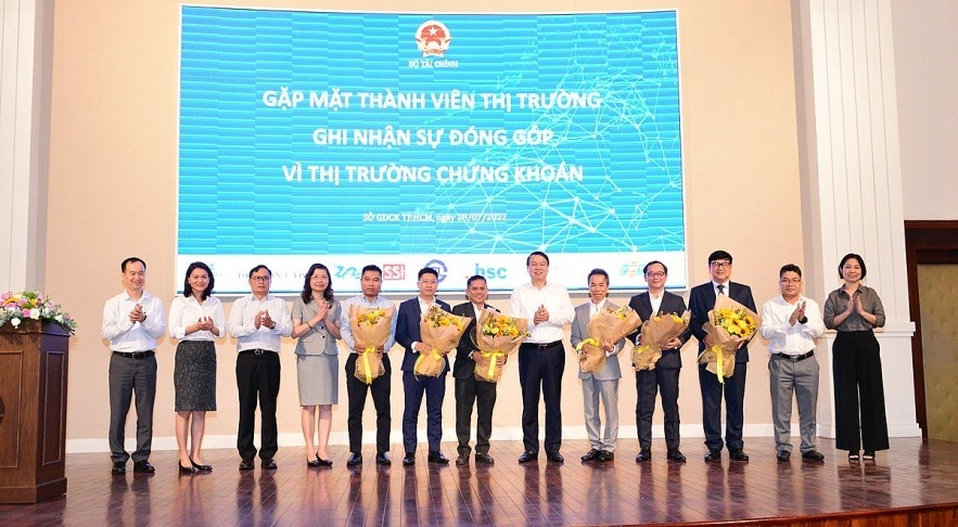 Thứ trưởng Nguyễn Đức Chi (thứ 6 từ trái sang) tặng hoa cảm ơn các thành viên thị trường ngày 28/7/2022