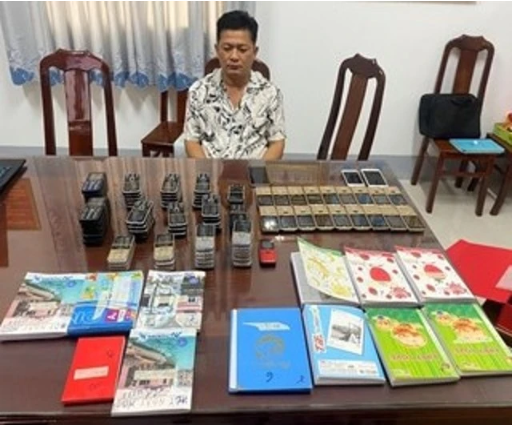 Thái Nhựt Phương tại cơ quan công an cùng các tang vật có liên quan vụ án