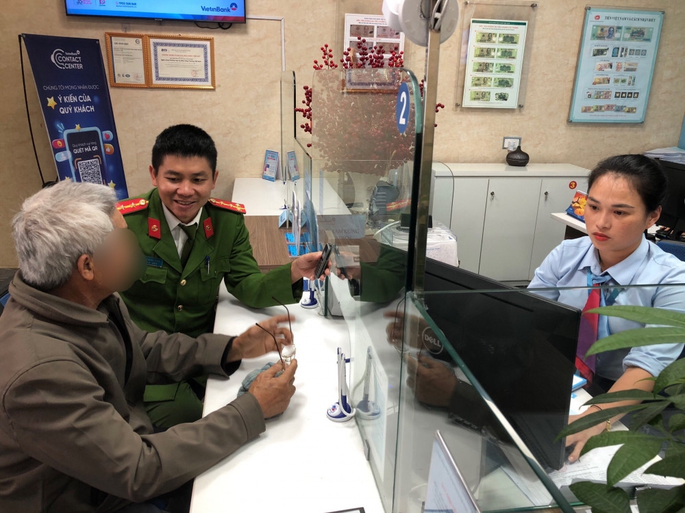 Cụ ông đến chuyển tiền có dấu hiện bất thường, nhân viên ngân hàng kịp thời ngăn chặn