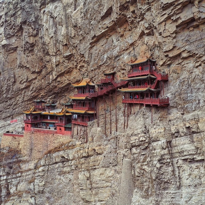 Ngôi chùa 'bí ẩn nhất thế giới': Cheo leo trên vách núi hơn 1.500 năm, trải bao mưa nắng vẫn còn nguyên vẹn, là nơi hợp nhất của 3 tôn giáo