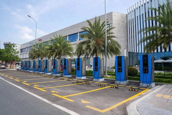 Nhà sáng lập VinFast thàng lập công ty phát triển trạm sạc xe điện toàn cầu