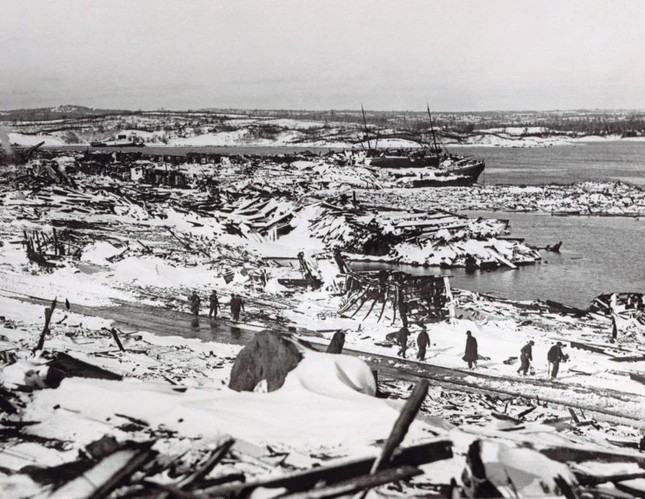 Vụ nổ tàu lớn nhất lịch sử có sức công phá tương đương 3.000 tấn thuốc nổ: 7.000 người thương vong, gần như san phẳng toàn bộ thành phố