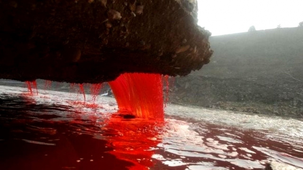 ‘Thác máu’ kỳ lạ ẩn giấu bí ẩn trăm năm