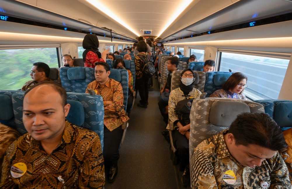 Các nhà báo trải nghiệm tàu cao tốc sau lễ khánh thành.  Trong chuyến thăm Jakarta tháng trước, Thủ tướng Trung Quốc Lý Cường đã cùng Bộ trưởng Điều phối Hàng hải và Đầu tư Indonesia Luhut Pandjaitan lên tàu