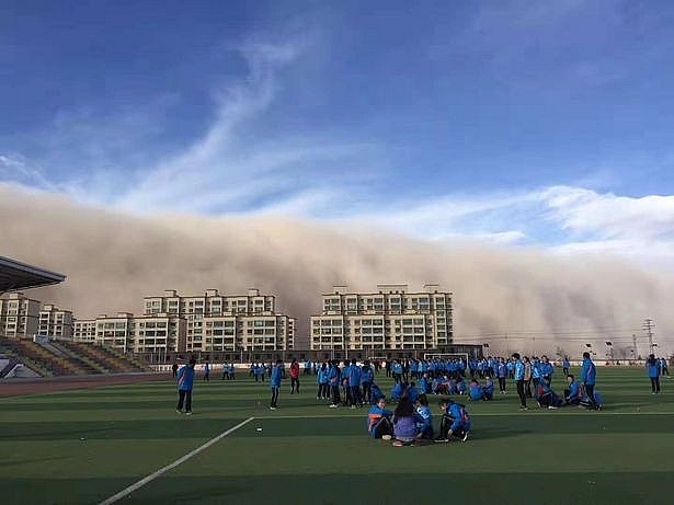 Một thành phố của quốc gia láng giềng Việt Nam bị nhấn chìm sau trận bão cát kinh hoàng cao 100m, càn quét với tốc độ 'tên lửa'