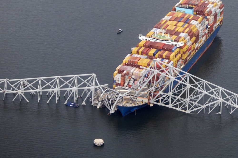 Đòn mới giáng vào chuỗi cung ứng: Cả cây cầu hóa 'đống sắt vụn' chỉ trong vài giây, cảng đông đúc nhất nhì nước Mỹ tê liệt