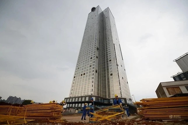 Xây siêu công trình dễ như 'chơi đồ hàng', láng giềng Việt Nam gây 'choáng' khi hoàn thành tòa nhà 'chọc trời' cao 57 tầng chỉ trong 19 ngày