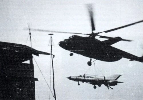Cận cảnh 'Cần cẩu bay khổng lồ' gần 30 tấn của Không quân Việt Nam đang được 'bảo vệ' giữa Hà Nội, từng cẩu máy bay chiến đấu MiG-17, MiG-21