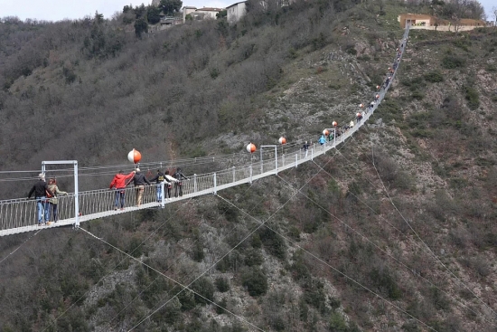 Cầu treo dành cho người đi bộ cao nhất châu Âu: Bắc qua 2 ngôi làng đẹp như tranh nhưng không dành cho người yếu tim