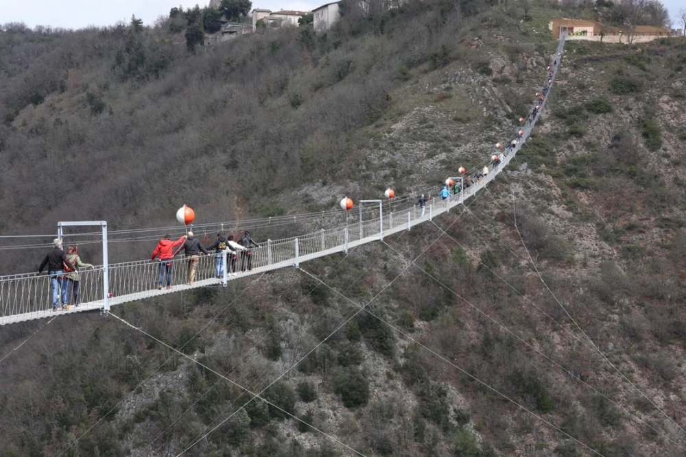 Cầu treo dành cho người đi bộ cao nhất châu Âu: Bắc qua 2 ngôi làng đẹp như tranh nhưng không dành cho người yếu tim