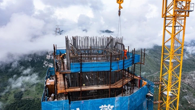 Tự phá kỷ lục của chính mình, láng giềng Việt Nam xây cầu cao nhất thế giới ẩn sâu trong hẻm núi, rút ngắn thời gian di chuyển từ 70 phút xuống còn 1