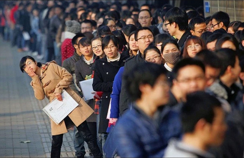 Hé lộ nguyên nhân giới trẻ Trung Quốc đua nhau 'lên bờ' kiếm việc trong nhà nước
