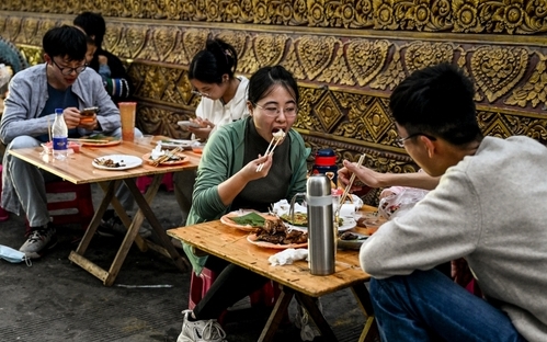 ‘Nỗi lo’ của Trung Quốc: Là nền kinh tế số 2 thế giới nhưng thế hệ trẻ phải sống ‘tằn tiện’, tiền ăn cũng phải ‘nghĩ lên nghĩ xuống’, đến bánh ngọt cũ