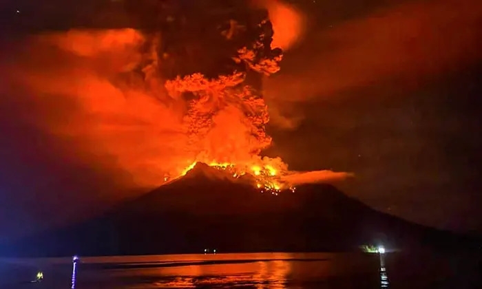 Núi lửa phun trào ở Indonesia, hàng trăm người phải sơ tán, nguy cơ xảy ra sóng thần
