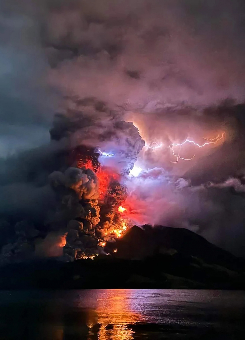 Núi lửa phun trào ở Indonesia, hàng trăm người phải sơ tán, nguy cơ xảy ra sóng thần
