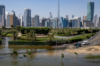 Lụt ở Dubai: Trận mưa lớn nhất 75 năm khiến 'thiên đường sa mạc' chìm trong biển nước nhưng lại kéo người dân Ả Rập lại gần nhau hơn