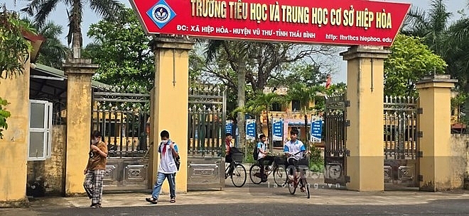 Trường TH&THCS Hiệp Hòa (xã Hiệp Hòa, huyện Vũ Thư, tỉnh Thái Bình) vẫn tổ chức dạy và học vào hôm nay 18/4 (tức 10/3 Âm lịch) (Nguồn: Trung Du)
