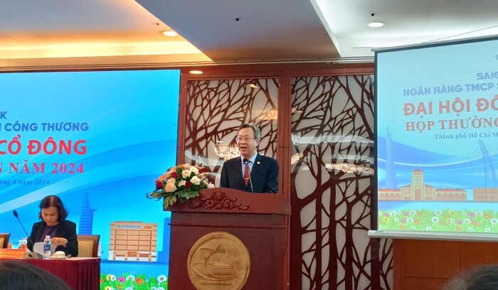 Ông Vũ Quang Lãm, Chủ tịch HĐQT Saigonbank, đại diện chủ tọa đoàn khai mạc đại hội. (Ảnh: Nguyên Ngọc).