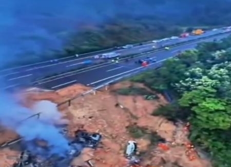 Sập đường cao tốc khiến ít nhất 19 người thiệt mạng tại chỗ, cảnh sát phong toả tuyến đường, huy động 500 người tới hiện trường cứu hộ
