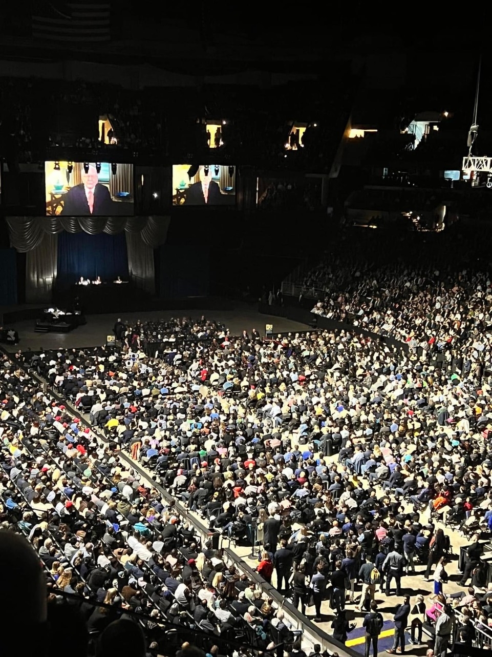Gần 20.000 người tham dự, ĐHCĐ công ty của Warren Buffett như diễn ra 'như một giấc mơ'