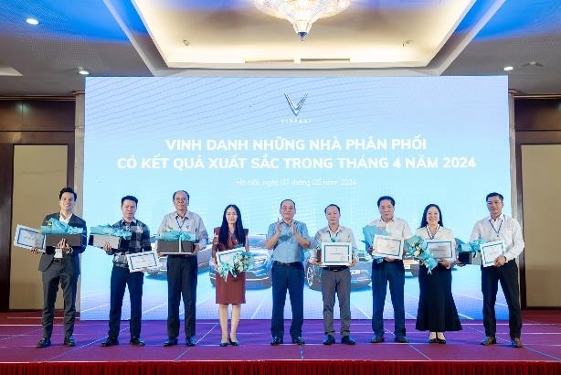 Chủ tịch Phạm Nhật Vượng chốt giá VinFast VF 3 chỉ từ 235 triệu đồng, pin chạy tối đa 210 km/lần sạc