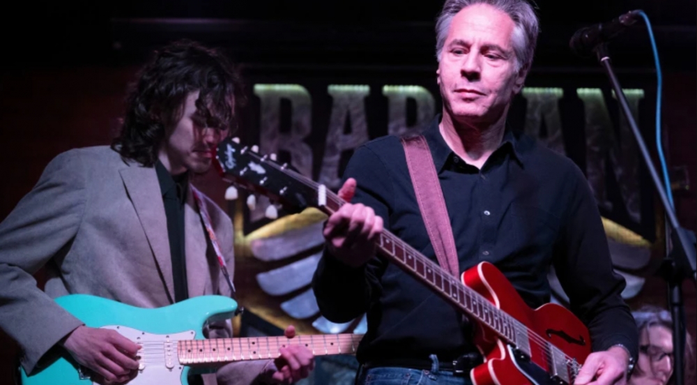 Ngoại trưởng Mỹ trổ tài chơi guitar rock ở quán bar tại Kiev, cổ vũ tinh thần chiến đấu của người dân Ukraine