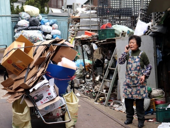 'Thảm cảnh' của người già Hàn Quốc: Cứ 10 người thì có 4 người gặp khó khăn kinh tế, 70 tuổi vẫn phải đi làm kiếm sống
