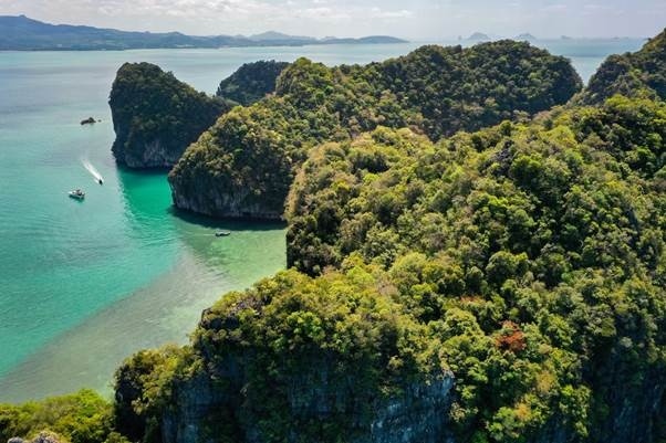 Du khách háo hức trải nghiệm xe điện, tàu cao tốc tới Cát Bà