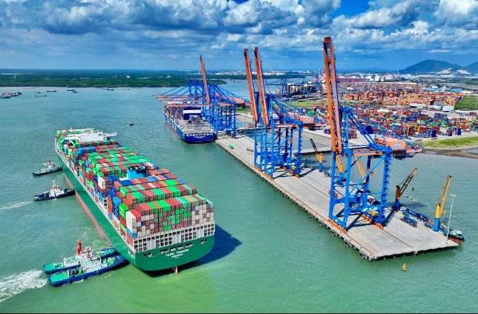 Tắc nghẽn nghiêm trọng tại cảng Singapore, một doanh nghiệp Việt hưởng lợi lớn nhờ sở hữu 'siêu cảng biển'