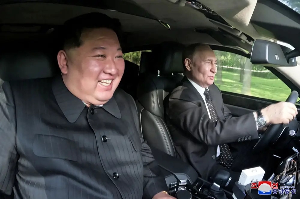 Phát hiện hãng xe 'quốc túy' của Nga được ông Putin dành tặng ông Kim Jong-un sử dụng phụ tùng Hàn Quốc