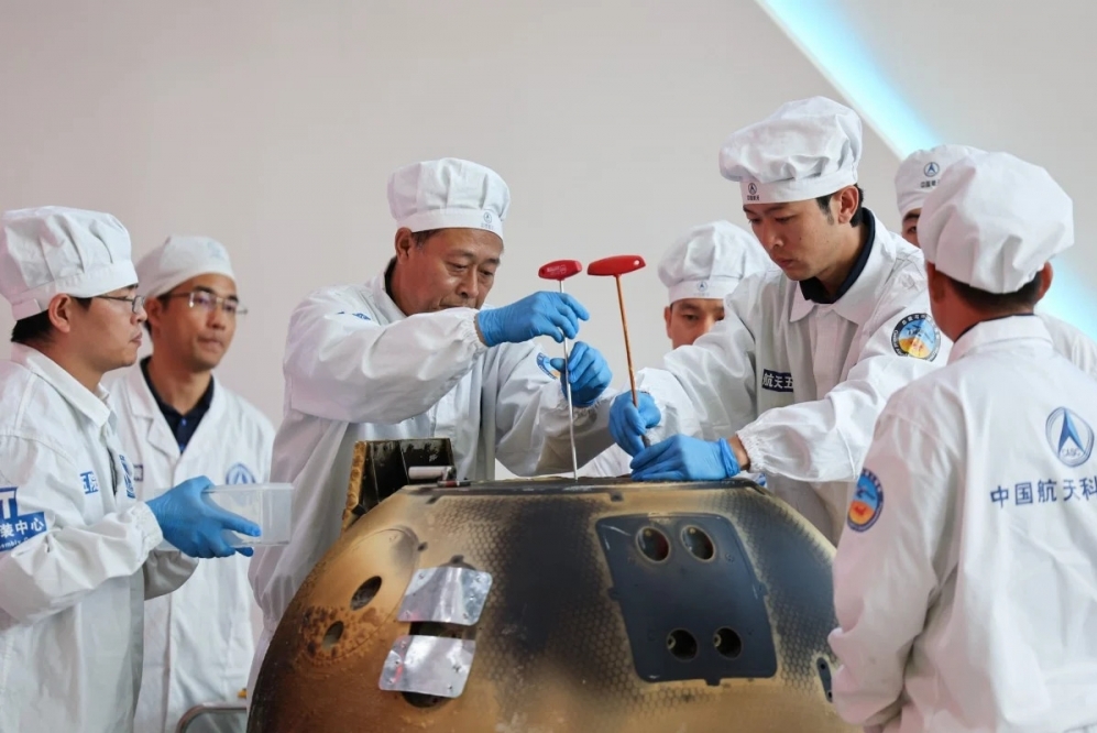 Tàu thăm dò Trung Quốc mang về gần 2kg mẫu đá từ vùng tối Mặt Trăng, mở ra kỷ nguyên nghiên cứu mới về khoa học vũ trụ