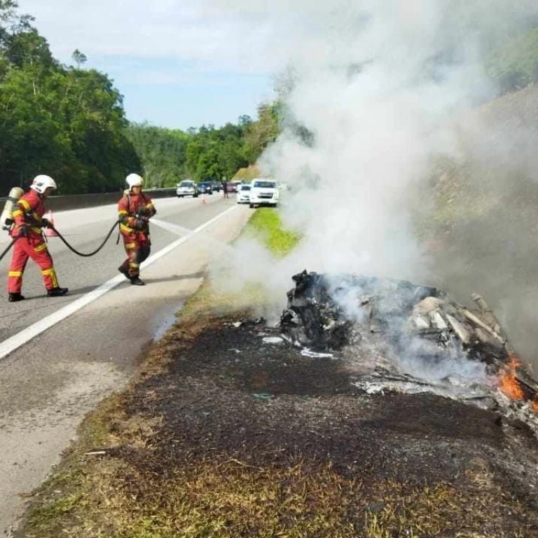 Siêu xe Lamborghini bất ngờ bốc cháy dữ dội trên cao tốc Malaysia, tài xế thiệt mạng