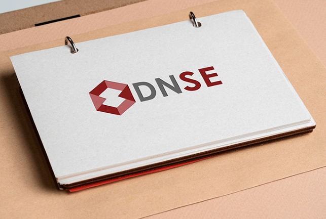 Cổ phiếu DSE của Chứng khoán DNSE 'chạm sàn' ngay trong phiên chào HoSE