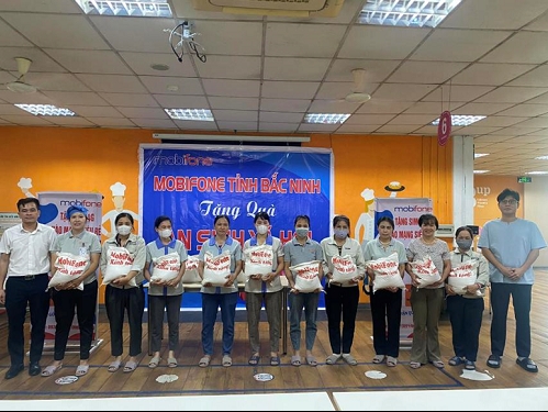 Ấm lòng mùa bão: MobiFone trao hàng trăm phần quà, tài trợ 100% nền tảng học trực tuyến mSchool